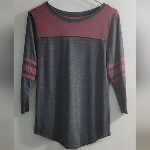 Arizona Jean Company Gray & Burgundy Knit Top